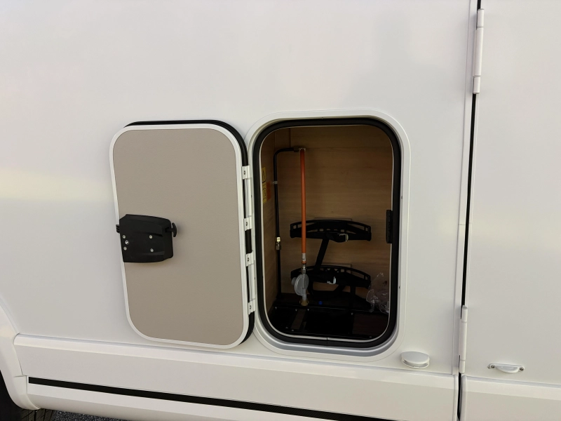 Knaus L!ve Wave 700 DX 180hp automatic /queen bed photo: 15