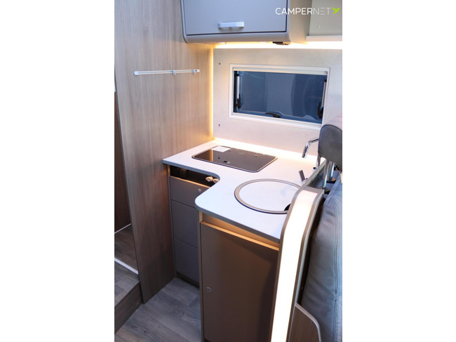 Carado T447 Edition 26 165pk Automaat | Lengtebedden | Luifel | Hefbed | Gescheiden douche | Fietsendrager | 12'' Ford multimediasystee foto: 11