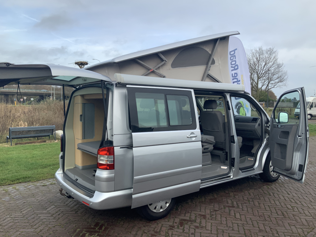 VW Westfalia California 2.5 TDi 130 PS, 5 Sitzpl&auml;tze, 4 Schlafpl&auml;tze, Elektr. Hubdach / Seitent&uuml;r, Bj 2006 Camper Centrum On the Road am Noorderringweg 4 in Marum. Foto: 11