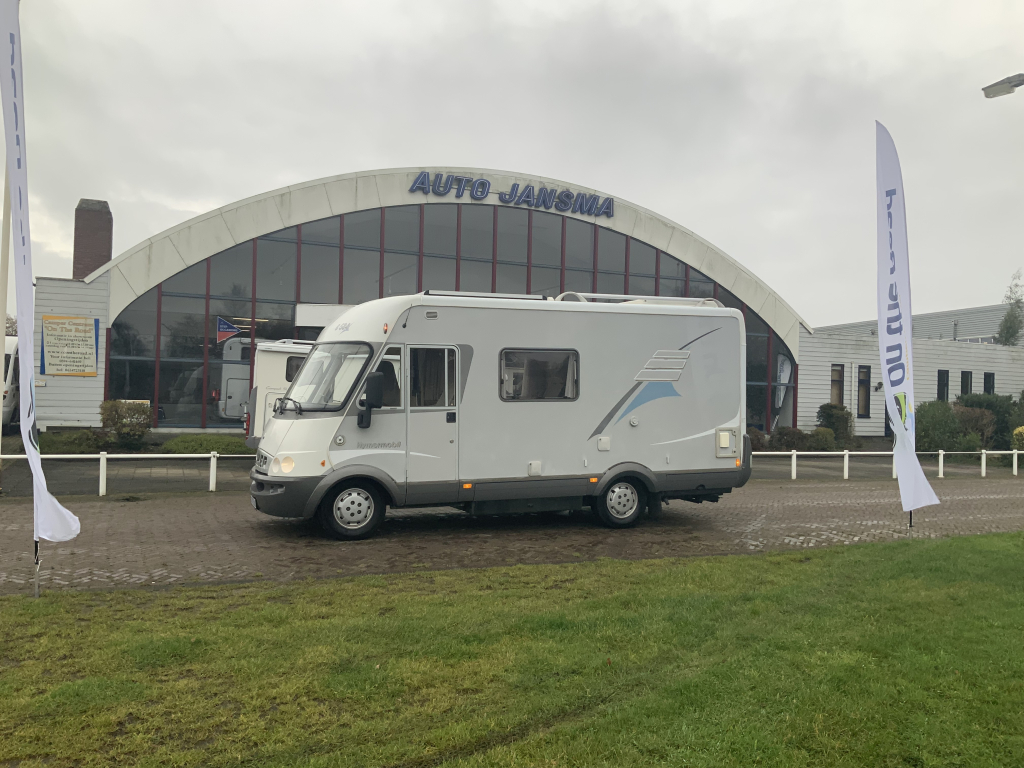 Hymer B 584 2.8 JTD 128 PK, Integraal, Motor-airco, Hef-bed voor, 3 Isri stoelen, Lange-bank, Trekhaak,, Bj. 2005 Camper Centrum On the Road aan de Noorderringweg 4 in Marum. foto: 12