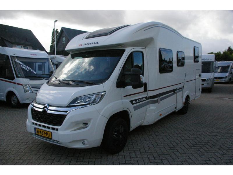 Adria Matrix M 670 SL Enkele bedden, Hefbed.  foto: 2