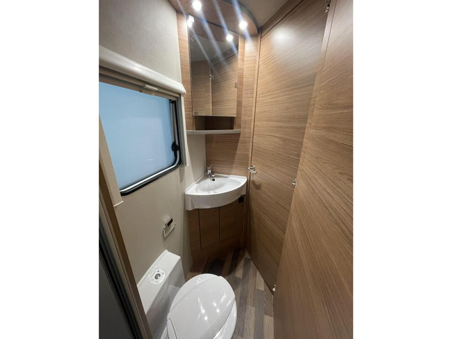 Weinsberg CaraSuite 650 MF 5 gordels, met hefbed foto: 11