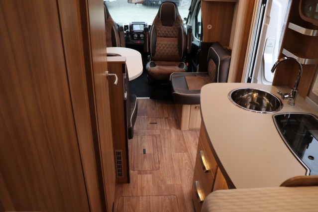 9 traps AUTOMAAT Knaus Platinum Edition Sun TI 650 vlakke vloer enkele bedden (80  foto: 55