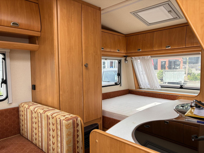 Hobby 30 | Voortent | Luifel | Fietsendrager Achter | 3-Pits gasfornuis | Dakluik foto: 9