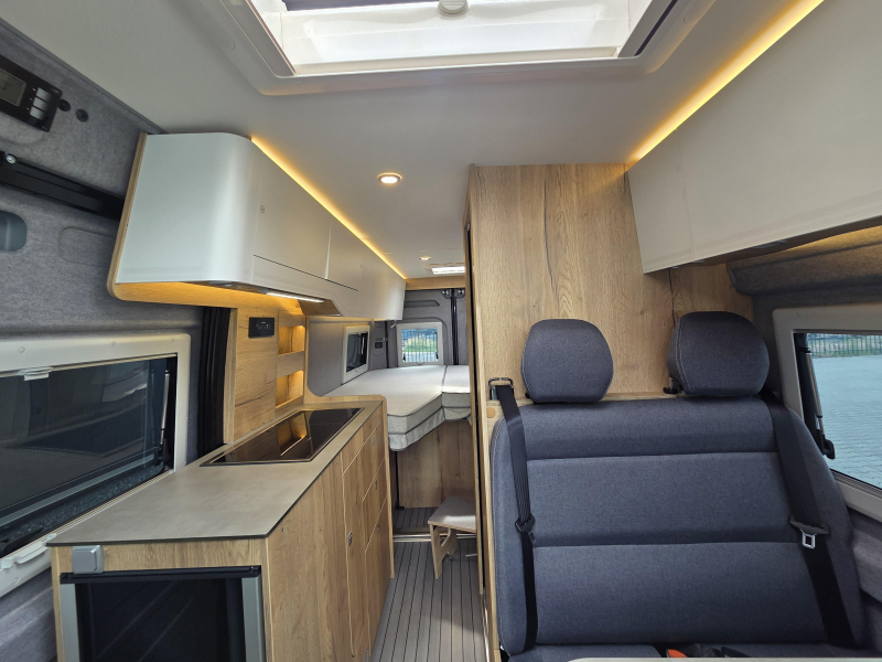 Clever Runner 640 Skyroof 180HP Busbiker photo: 3