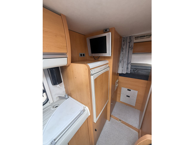 Hymer C 644 Alkoven Querbett+Hochbett Vollausstattung in sehr gutem Zustand Klimaanlage Markise TV elektr. Satellitensch&uuml;ssel 2x Solarpaneele gro&szlig;e Garage Wechselrichter Anh&auml;ngerkupplung Foto: 13
