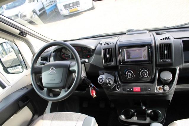 Adria Coral S 670 SC met elektrisch in hoogte verstelbaar Queensbed slechts 40801 km (65  foto: 15