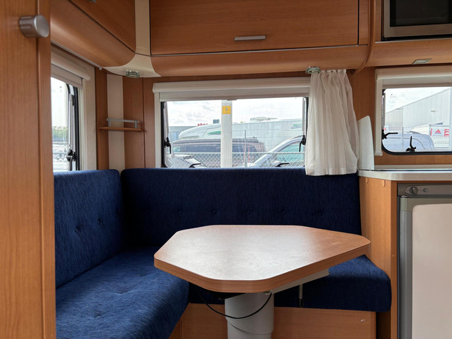 Eifelland Holiday 460 W614700 | 2 Enkele bedden | Mover volautomaat | Voortent met Luifel | Fietsendragers | 3-Pits gasfornuis foto: 7