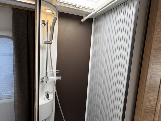 Adria SONIC I 600 SC 130 PS Euro6 Fiat Ducato NL-Camper **Queensbett/4 Schlafpl&auml;tze/Markise/Memo Fahrgestelltr&auml;ger/Dachklimaanlage/Bearlock/Sehr Foto: 22