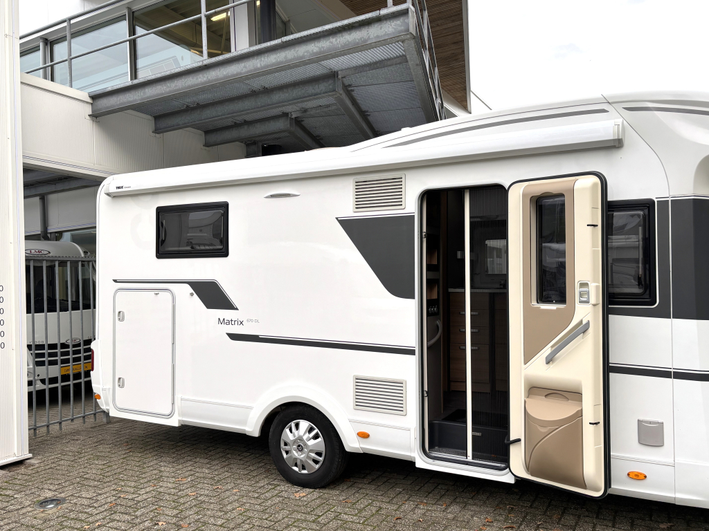 Adria Matrix 670 DL ENKELE BEDDEN HEFBED FACE TO FACE  foto: 5