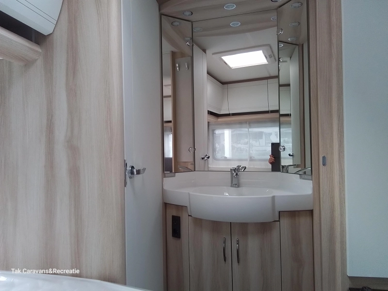 Hobby De Luxe 400 SFE compacte caravan  foto: 7