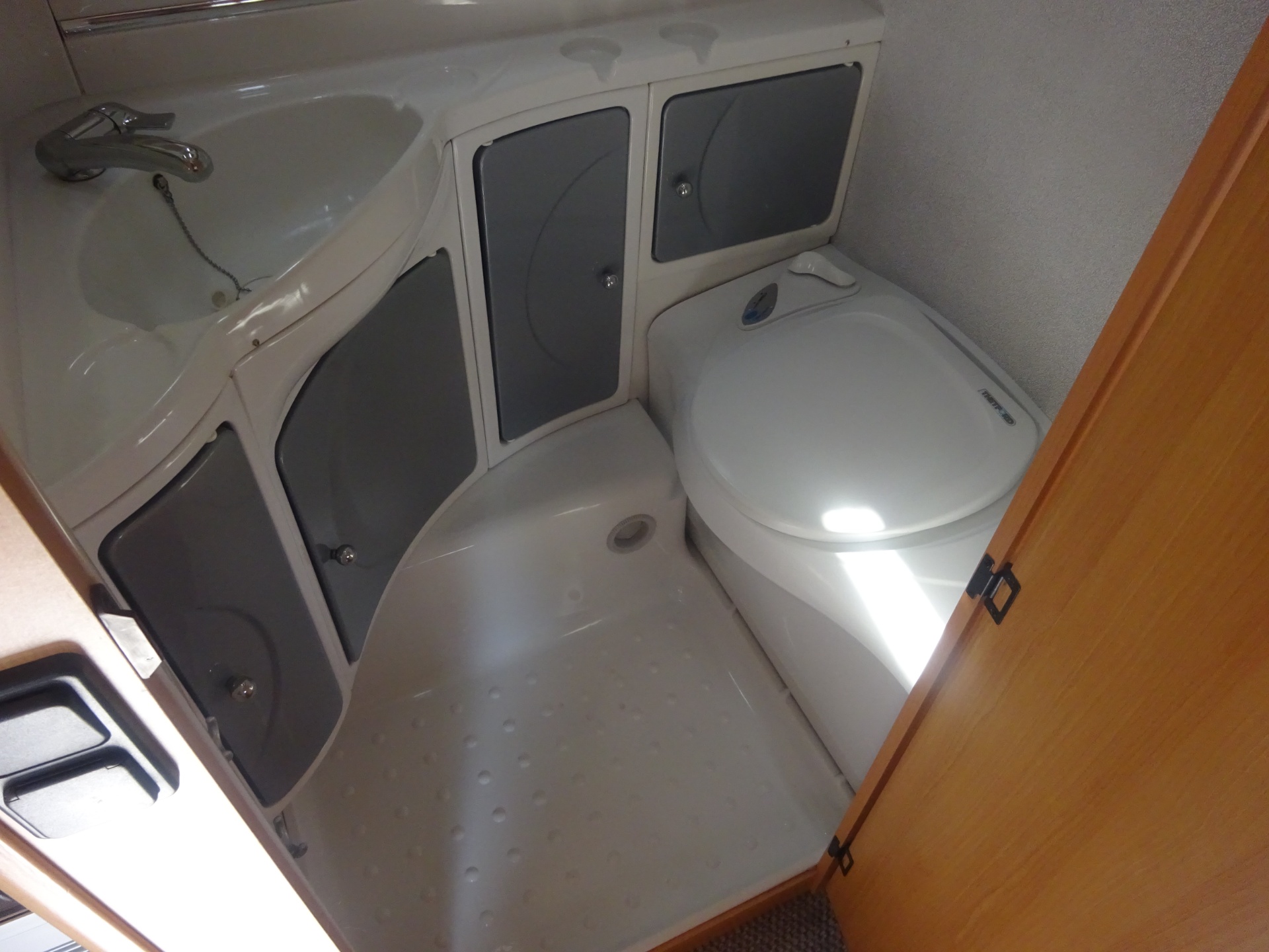 Tec Travelking 450 Met Vast Bed Mover en Airco foto: 23