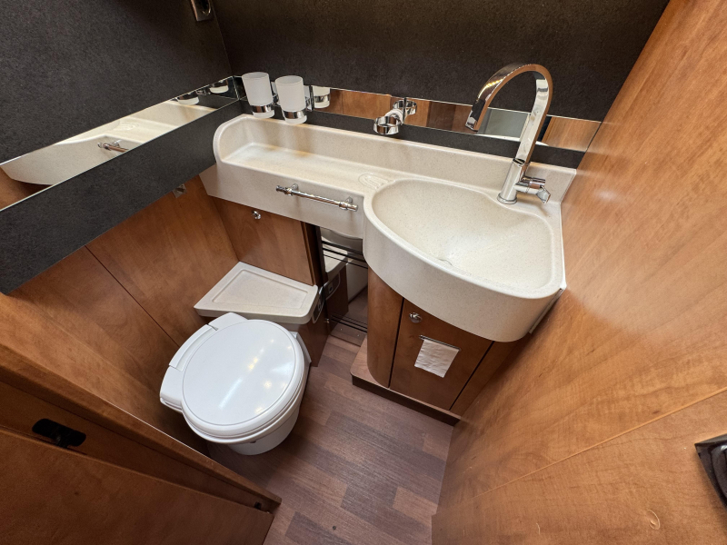 Carthago Chic C-Line II I 4.9 LE no drop-down bed single beds photo: 13