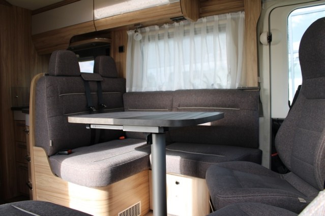Hymer Exsis I 678 Fiat AUTOMAAT 160 pk enkele bedden Smal en lichtgewicht (54  foto: 29