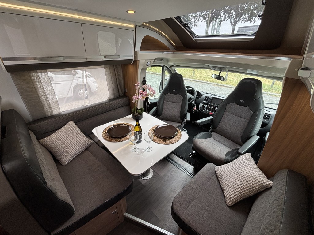 Adria MATRIX PLUS 670 SL ENKELE BEDDEN+HEFBED AUTOMAAT foto: 1