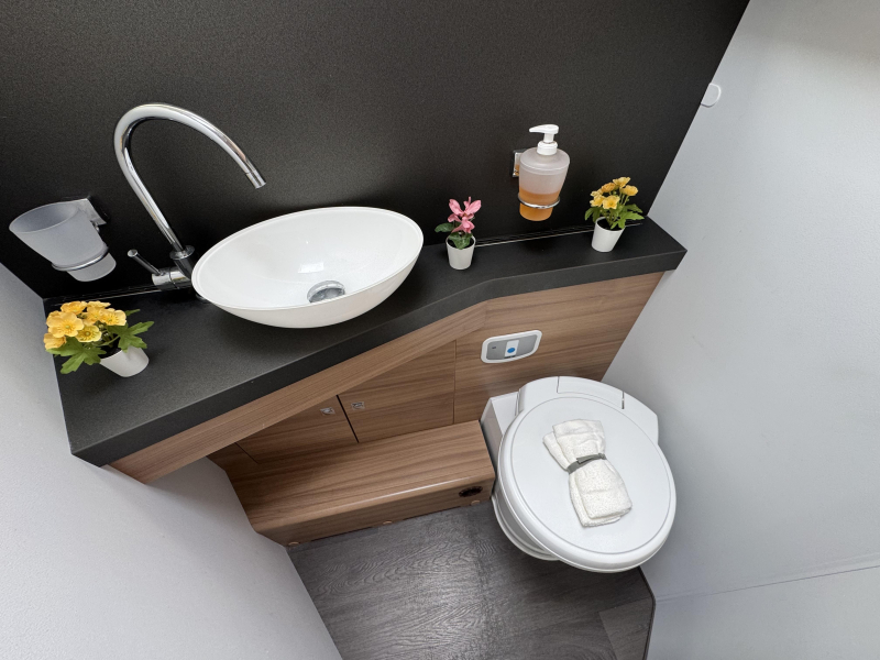 Adria Matrix Plus 670 DC Queensbed Hefbed Omvormer  foto: 17