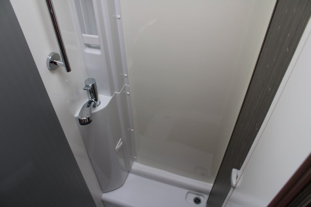 Compacto Hymer Exsis i 474 Fiat 160 cv estrecho ligero camas individuales y cama abatible (55 foto: 54