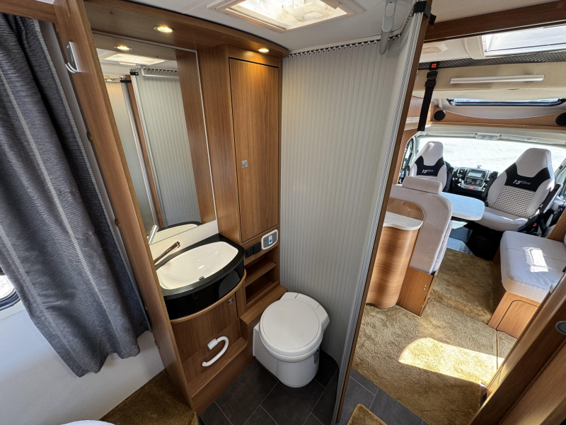 Dethleffs Globe4 7151 Edici&oacute;n Limitada Cama Queen foto: 19