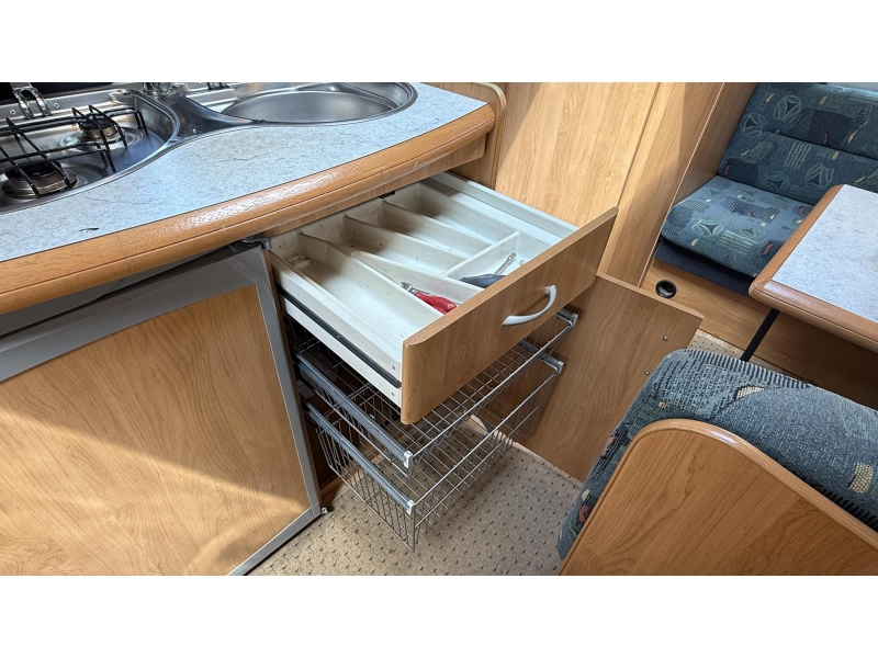 Hobby Excellent Easy 400 SF transverse bed train seat toilet photo: 9