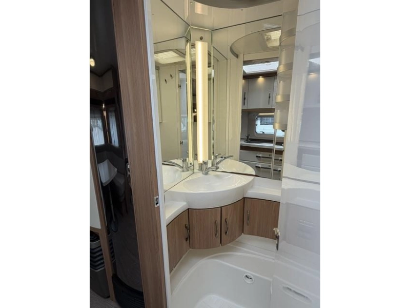 Hobby De Luxe 540 UFF Incl. Mover and Air Conditioning photo: 22