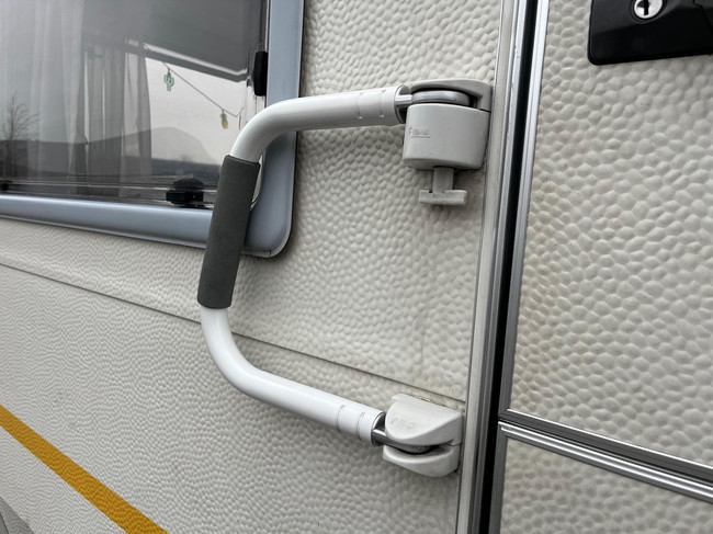 Knaus Sport 2404 | Auvent | Mover semi-automatique | Lit fixe | Dinette (coin salon rond) | Chauffage | Toilette &agrave; cassette | Galerie de toit/&eacute;chelle photo: 18