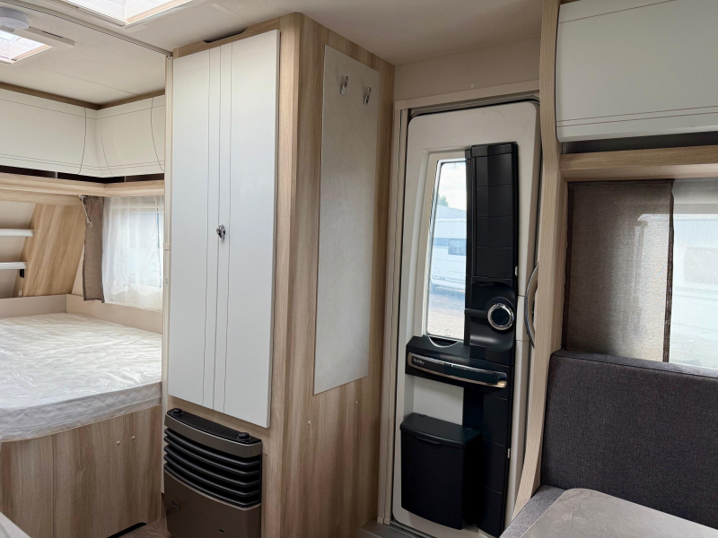Hobby De Luxe 460 UFE Cama francesa y asientos redondos! foto: 17
