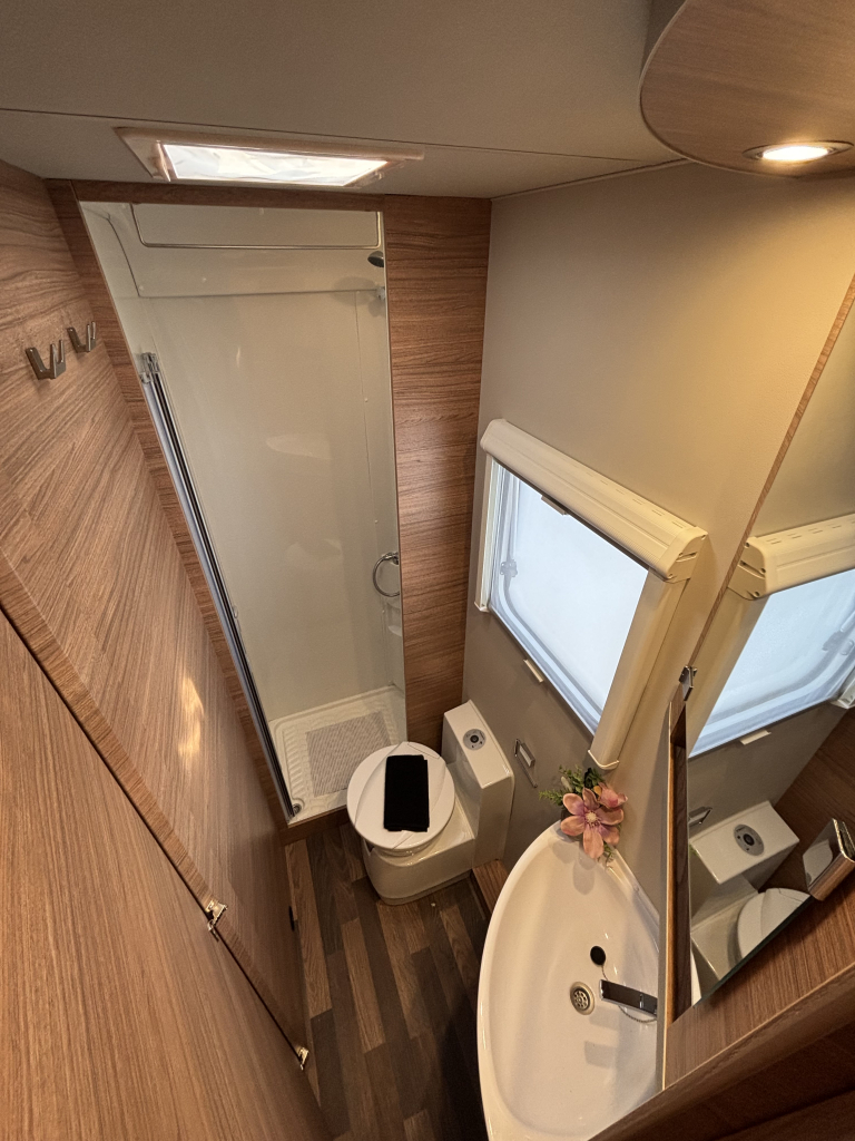Weinsberg CaraSuite 650 9-TRAPS AUTOMAAT FRANSBED + HEFBED  foto: 10
