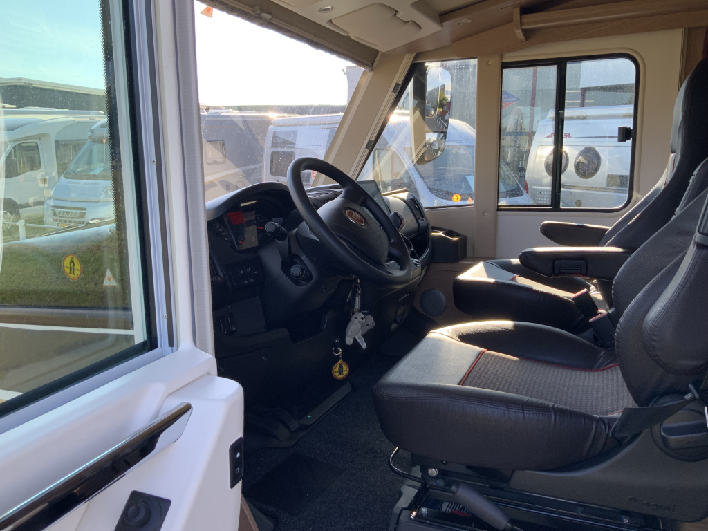 Carthago Malibu I 460 AUTOM&Aacute;TICO 150 CV Integral, Camas longitudinales y Cama abatible, Garaje, Aire acondicionado de motor, Aire acondicionado de techo, Sistema de nivelaci&oacute;n, Centro de autocaravanas en la carretera Marum foto: 25