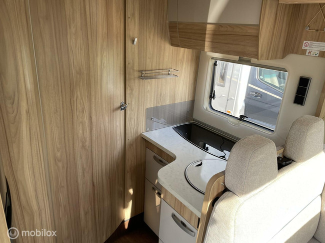 Hymer Tramp 698 Semi-integraal met Hef én Queensbed 2X Airco, Solar zéér weinig km's! foto: 5