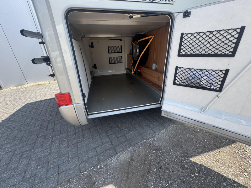 Hymer Exclusive Line 614 CL fixed bed photo: 17