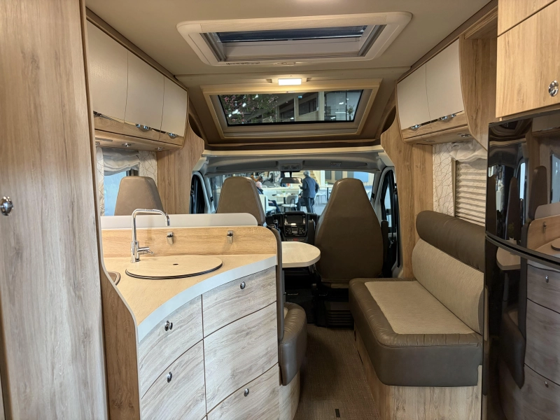 Eura Mobil Profila T 675 SB fransbed / navigatie  foto: 15