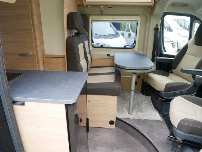 Roadcar (Pössl) R640, 6.40 Meter Buscamper, Lengtebedden foto: 7