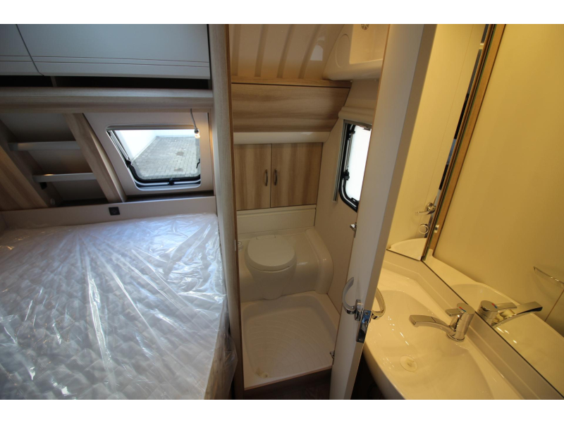 Hobby De Luxe 400 SFE Cama francesa y nevera alta foto: 16