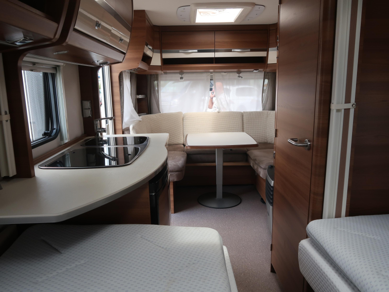 Dethleffs Nomad 470 ER MET VOORTENT ISABELLA 