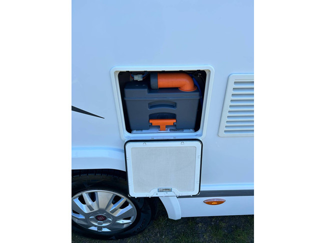 Chausson 718 EB 2.3 131 PK Fiat Ducato Half-Integraal Camper QUEENS BED IN Hoogte verstelbaar foto: 18