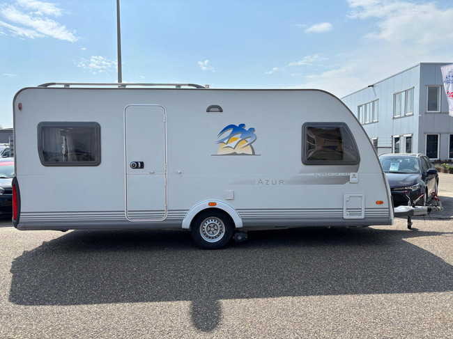 Knaus Azur NL-Premium line | Caravanmover | Fietsenrek | | Douche | 3-Pits gasfornuis | Koelkast + vriesvak foto: 3