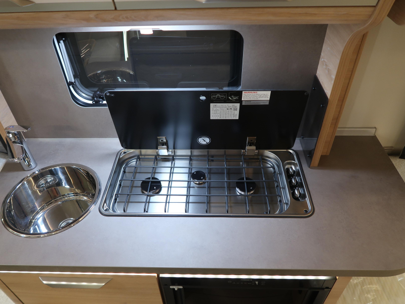 Knaus Sudwind Black Selection 450 FU FRANS BED / RONDZIT  foto: 12