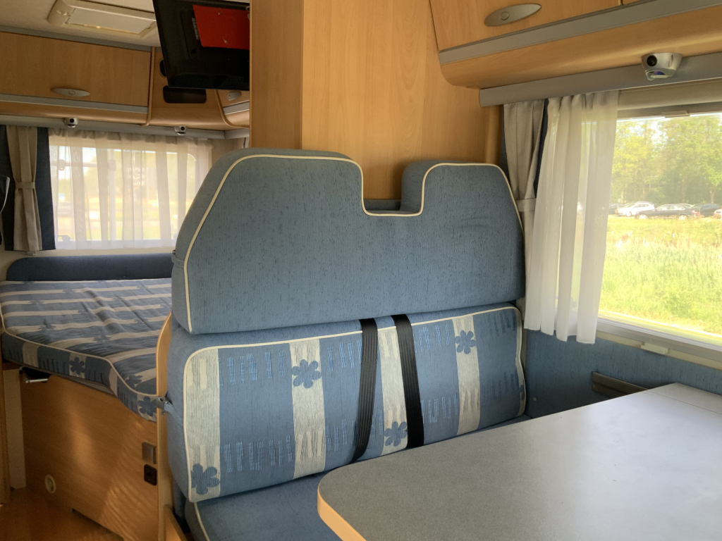Adria   Compact   2.3 MultiJ. 130 PK , Half-integraal  , Frans-bed achter , Motor-airco , Trekhaak , Kleine camper , Bj. 2009 Camp centrum on the road Marum foto: 9