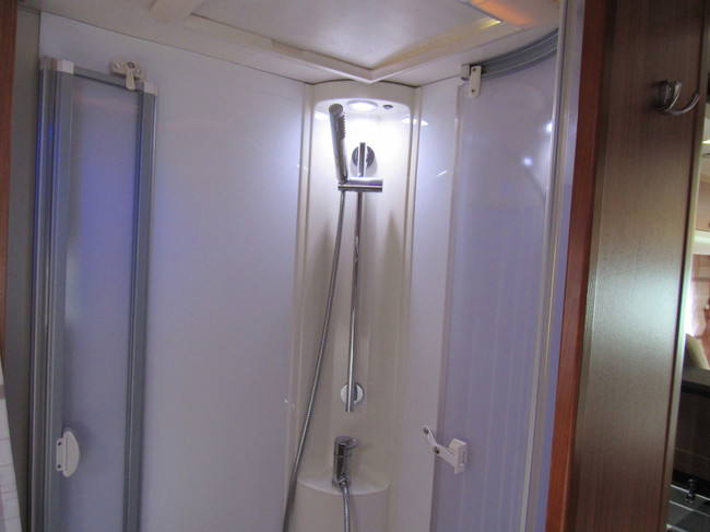 Adria MATRIX M 670 SC Cama Queen & Cama Abatible 5 cinturones a&ntilde;o 2012 foto: 10