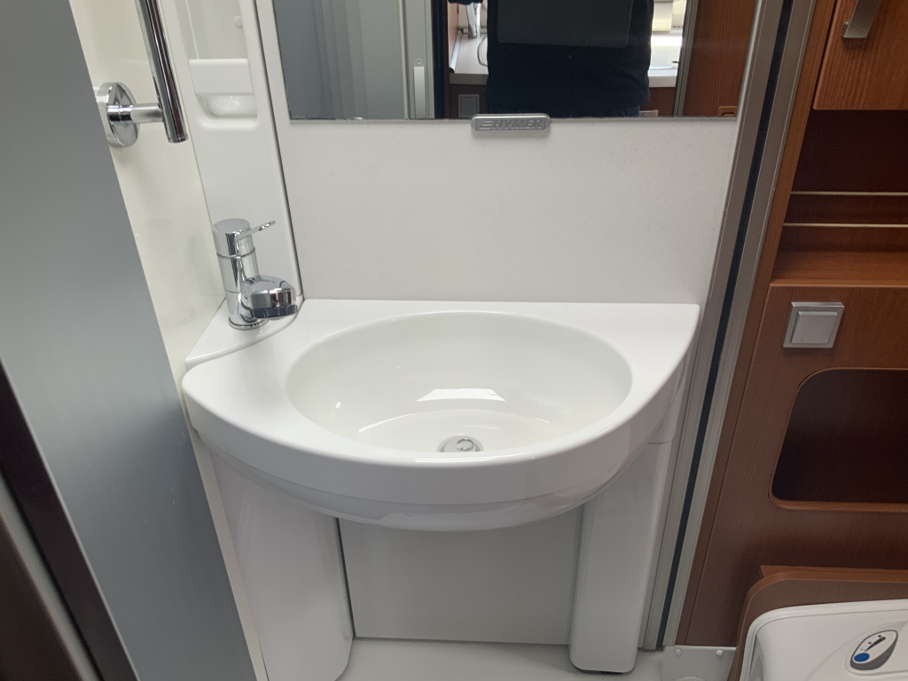 Hymer Exsis-I 674 EX 2.3 MultiJet 160 PK,Integraal,Motor-airco, 2 Lengte-bedden, Hef-bed, Garage, Trekhaak, etc, etc. Camper centrum on the road  foto: 35