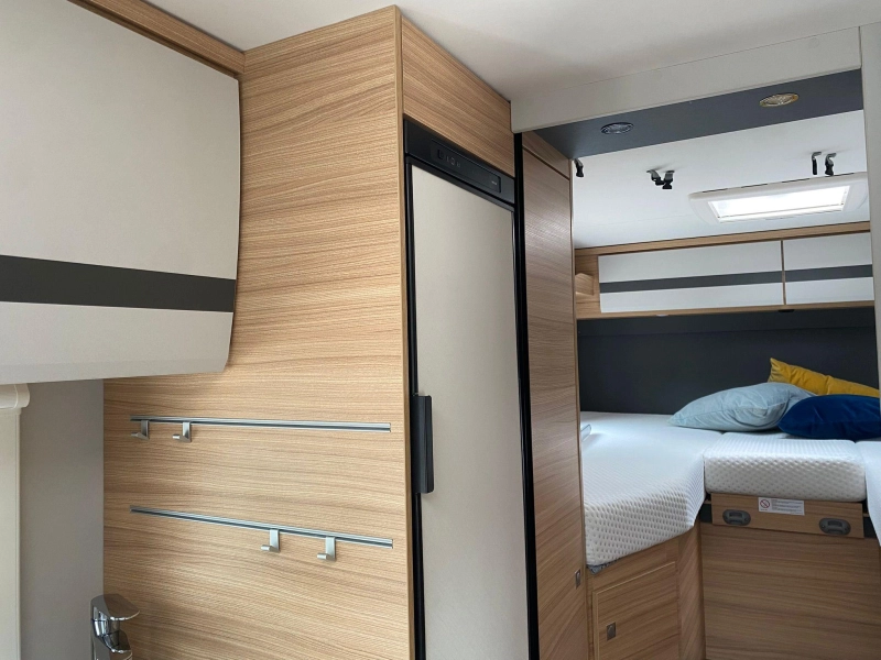 Dethleffs Globebus T 6 - Hoher K&uuml;hlschrank Foto: 12