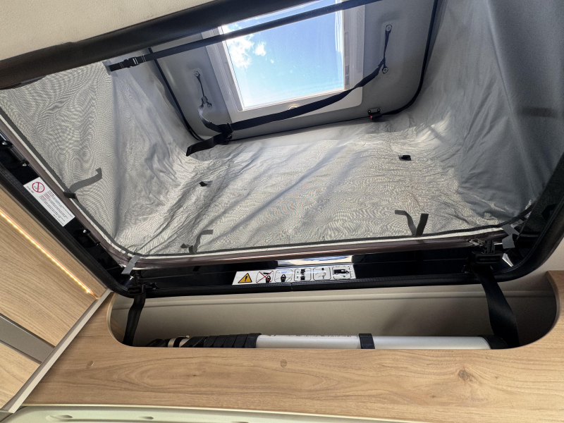 Dethleffs Globetrail Advantage 600 DR dwarsbed hefdak bovenbed  foto: 19