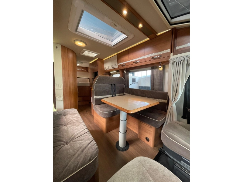 Eura Mobil Terrestra 710 HB Cama fija Garaje XXL foto: 9