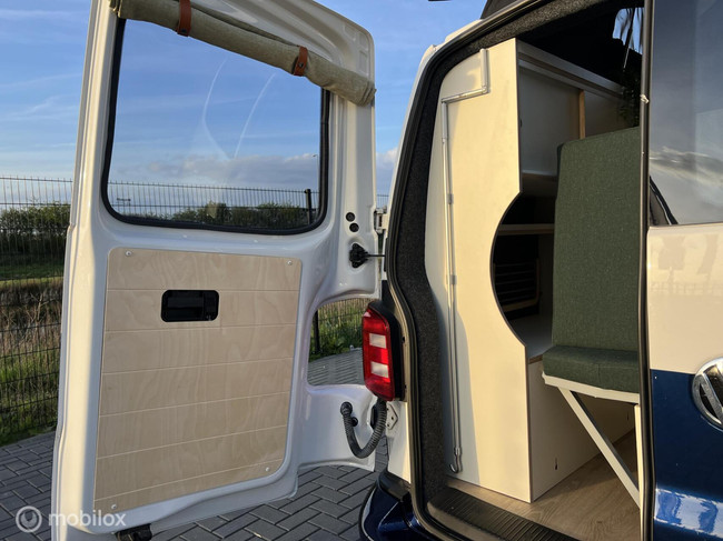 Volkswagen T6 2017 L1H1 zwart foto: 9