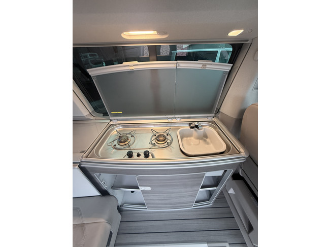 Volkswagen California Ocean T6 Westfalia im Neuzustand DSG Automatik 200 PS Vollausstattung 4 Schlafpl&auml;tze elektr. Aufstelldach Markise Klimaautomatik Tempomat Kamera Softclose abnehmbare Anh&auml;ngerkupplung Foto: 12