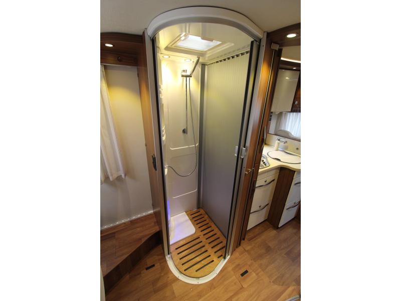 Hymer BML-I Queen bed + fold-down bed photo: 18