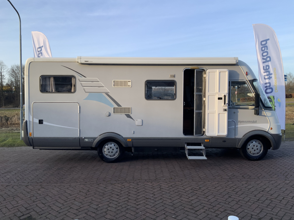 Hymer B 614 2.8 JTD 146 PK Integraal, Dwars – bed & Hef-bed, Garage etc., Bj. 2005 Camper centrum on the road foto: 19