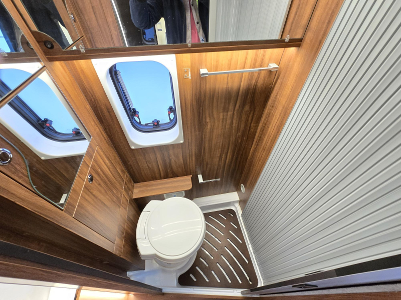 Karmann Davis 590 Fixed Bed Automatic 150hp photo: 16
