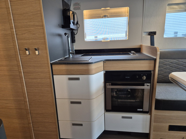 Adria SONIC SUPREME 700DL 161 PK AUTOMAAT SLECHTS 11.366 KM VEEL OPTIES SOLAR AIRCO 16 INCH VELGEN LENGTEBEDDEN HEFBED foto: 15