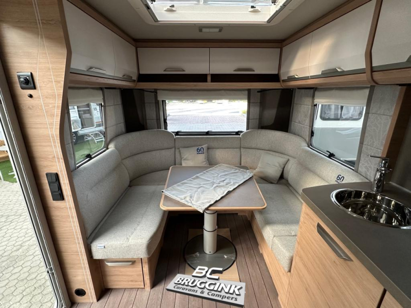 Knaus Sudwind 60 Years 500 FU Franz&ouml;sisches Bett Campovolo grau Foto: 2